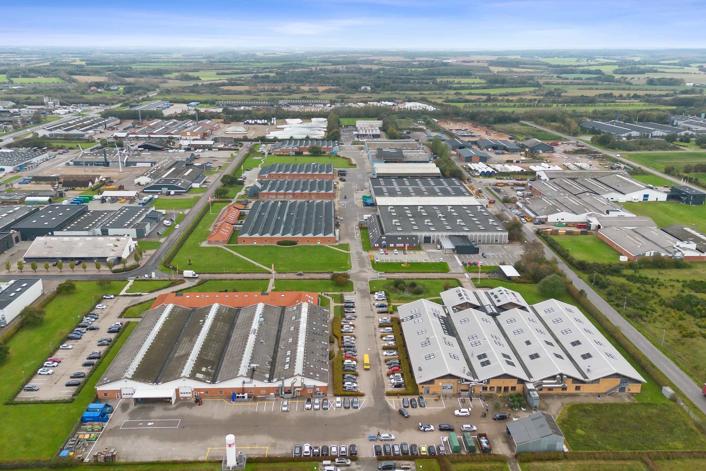 Dronefoto af industri- og produktionsejendommen på Stålvej 1 og 5 samt Bækgårdsvej 38 i Skjern